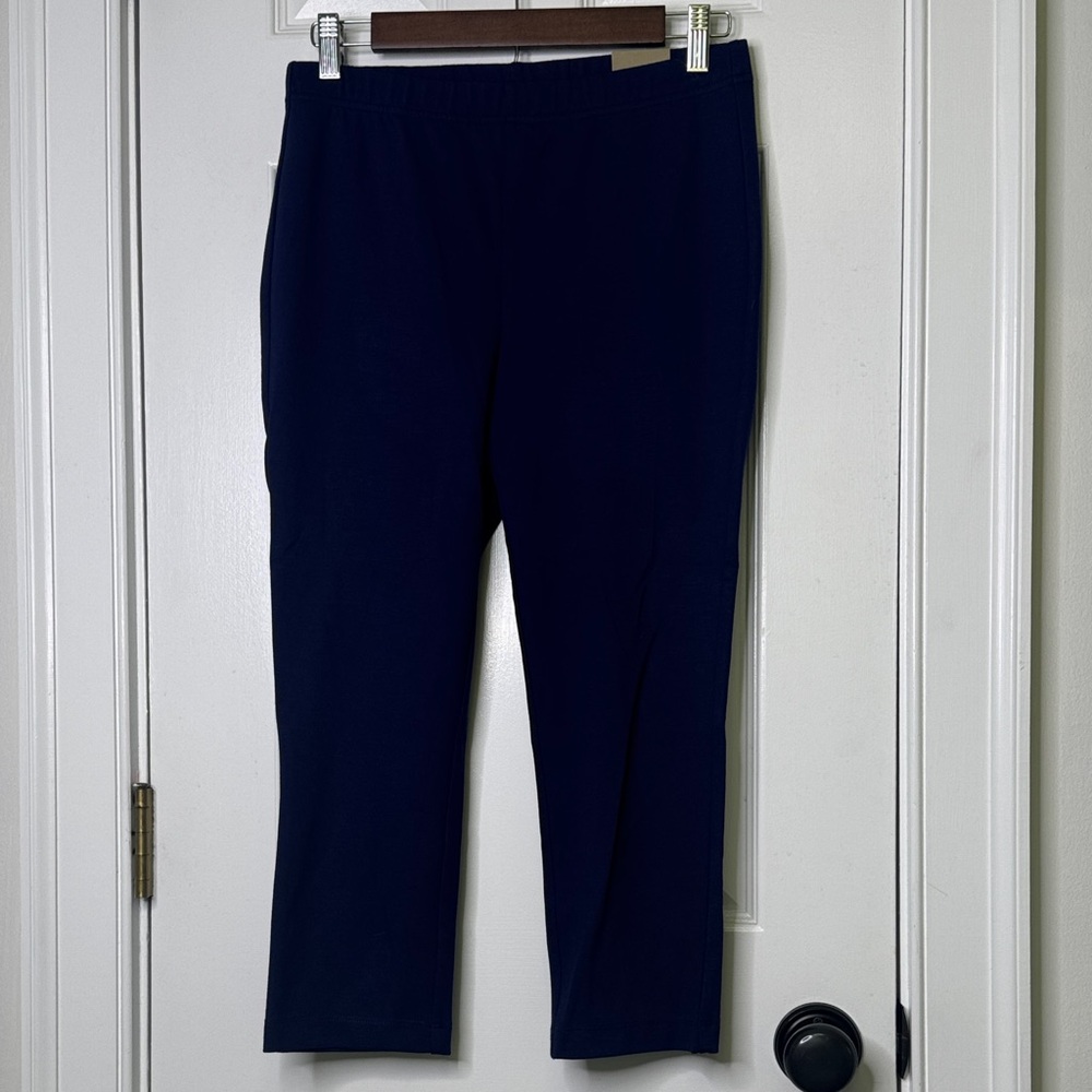 ✨ Chico’s Fabulously Slimming Navy Capri Pants NWT 0 Chicos US 4